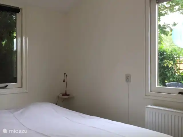 Pequeña casa Bergen NH en Países Bajos, Holanda del Norte, Warmenhuizen - chalet El dormitorio con somier doble