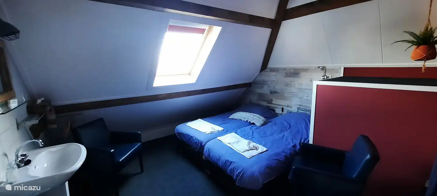 Schlafzimmer De Zeester mit TV, Waschbecken und eigenem Schlüssel.