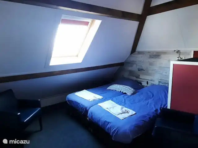 El Smousenhoek en Países Bajos, Holanda Meridional, Ouddorp - casa vacacional Dormitorio De Zeester con TV, lavabo y llave propia.
