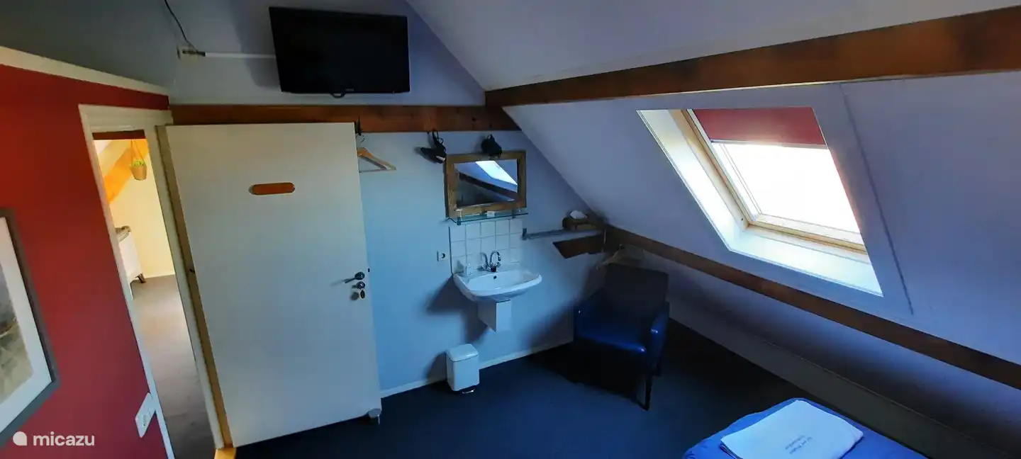 Schlafzimmer De Zeester mit TV, Waschbecken und eigenem Schlüssel.