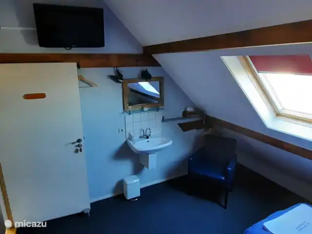 El Smousenhoek en Países Bajos, Holanda Meridional, Ouddorp - casa vacacional Dormitorio De Zeester con TV, lavabo y llave privada.