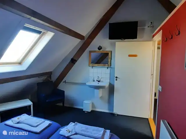 El Smousenhoek en Países Bajos, Holanda Meridional, Ouddorp - casa vacacional Dormitorio De Branding con TV, lavabo y llave propia.