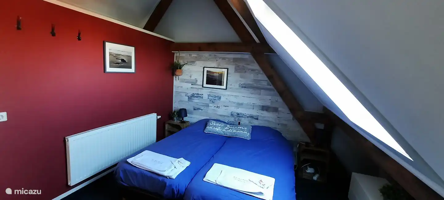 Schlafzimmer De Branding mit TV, Waschbecken und eigenem Schlüssel.