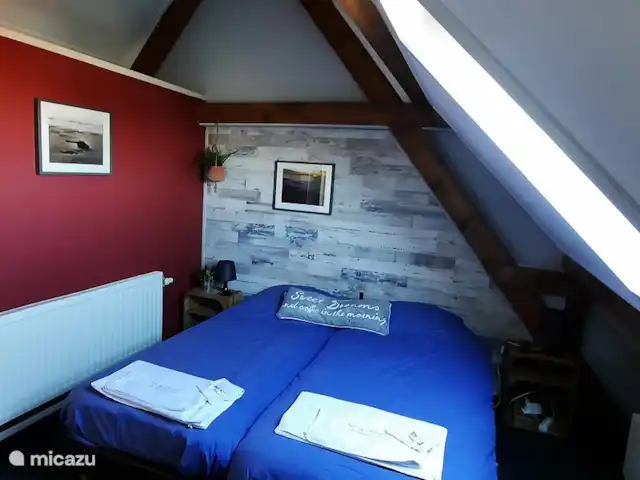 El Smousenhoek en Países Bajos, Holanda Meridional, Ouddorp - casa vacacional Dormitorio De Branding con TV, lavabo y llave propia.