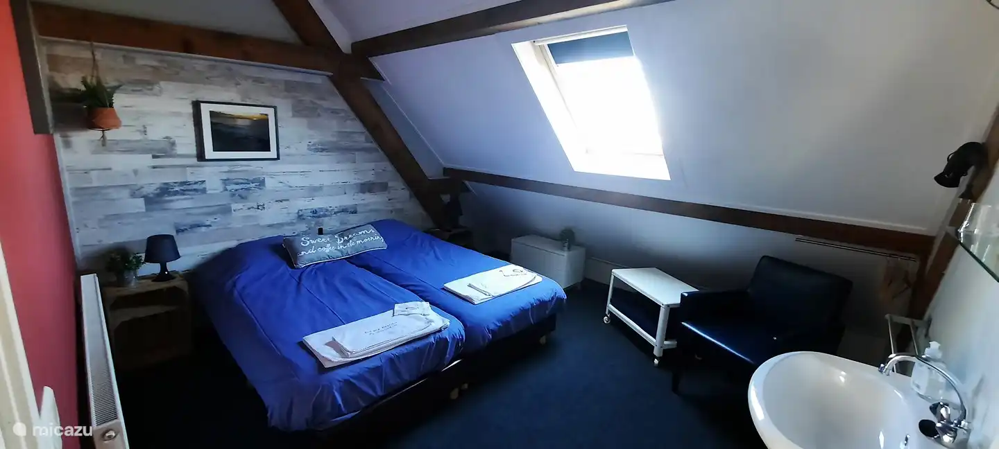 Schlafzimmer De Branding mit TV, Waschbecken und eigenem Schlüssel.