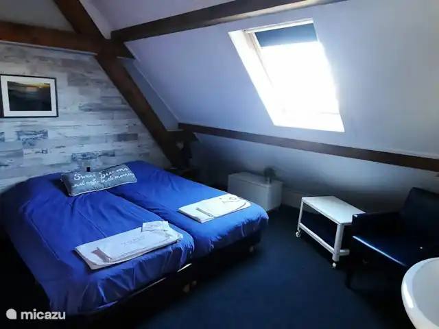 El Smousenhoek en Países Bajos, Holanda Meridional, Ouddorp - casa vacacional Dormitorio De Branding con TV, lavabo y llave privada.