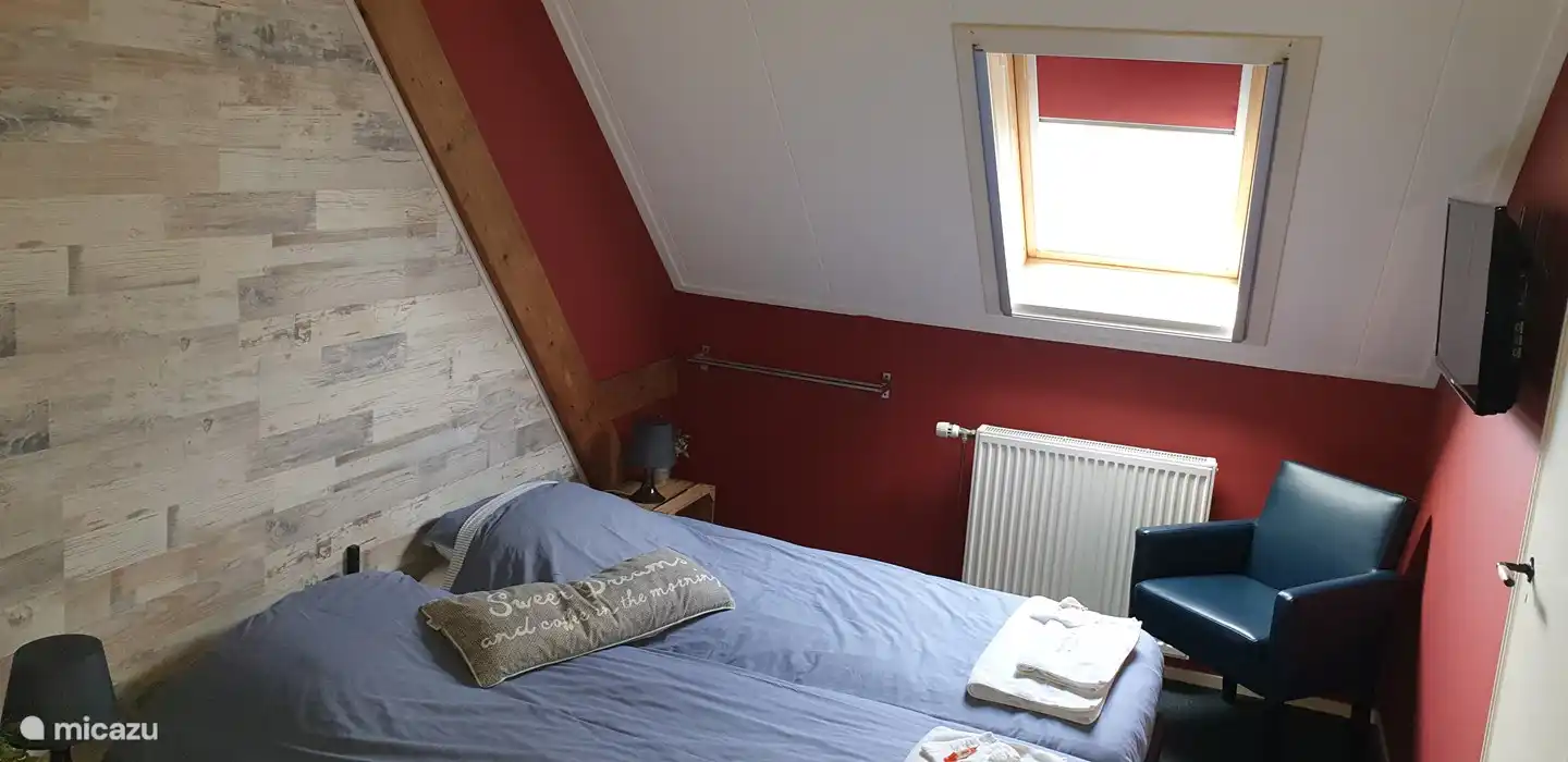 Schlafzimmer Strand mit TV, Waschbecken, eigenem Schlüssel und Kleiderschrank.