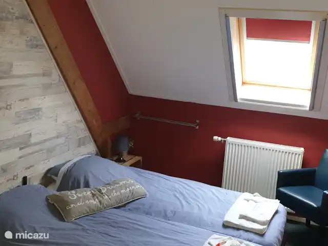 El Smousenhoek en Países Bajos, Holanda Meridional, Ouddorp - casa vacacional Dormitorio de playa con TV, lavabo, llave privada y armario.