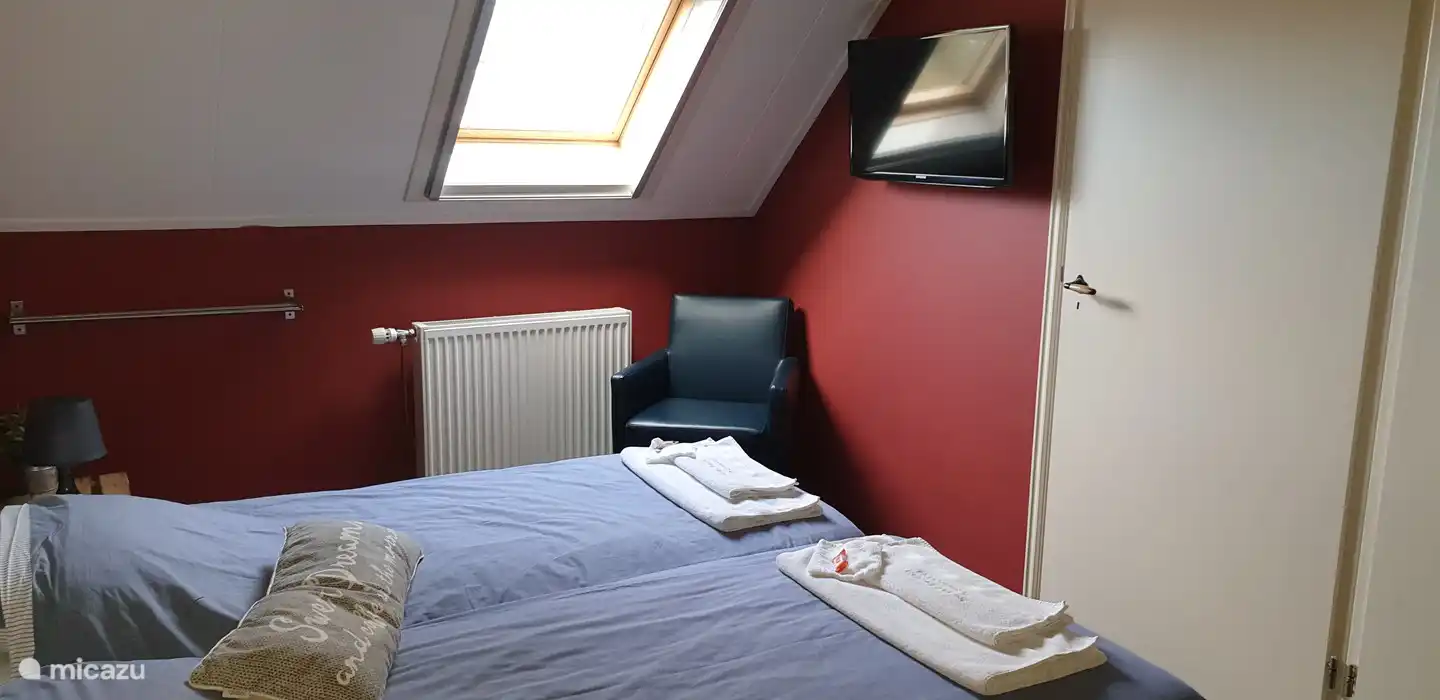 Schlafzimmer Strand mit TV, Waschbecken, eigenem Schlüssel und Kleiderschrank.