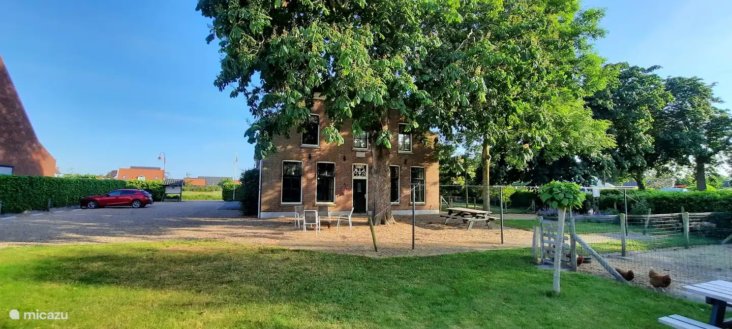 Genügend Parkplätze und ein großer Garten