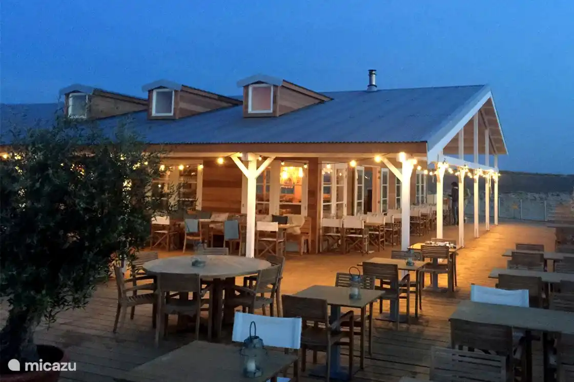 Genießen Sie die gemütlichen Strandpavillons