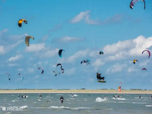 El Smousenhoek en Países Bajos, Holanda Meridional, Ouddorp - casa vacacional El Brouwersdam es popular entre los kitesurfistas.