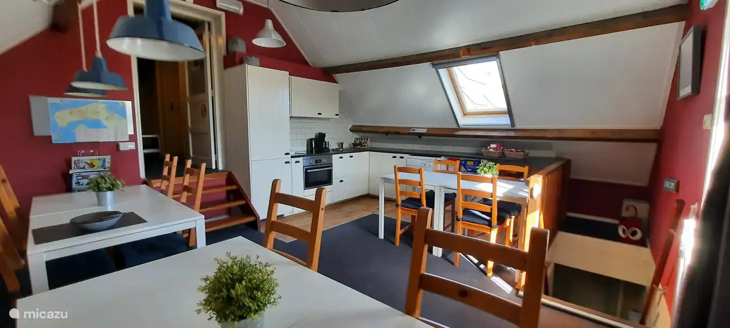 Die geräumige und gemütliche Küche (12 Sitzplätze) mit allen Annehmlichkeiten.