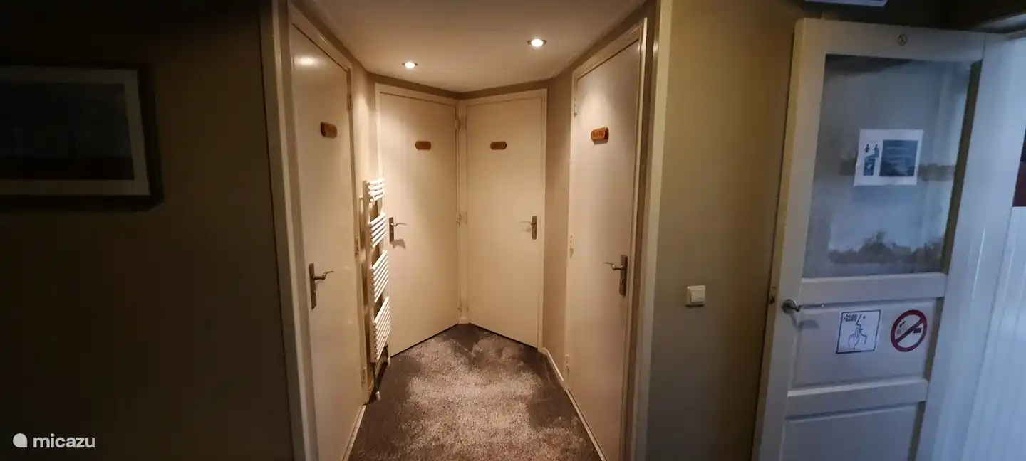 Sie haben 2 Duschen und 2 Toiletten.