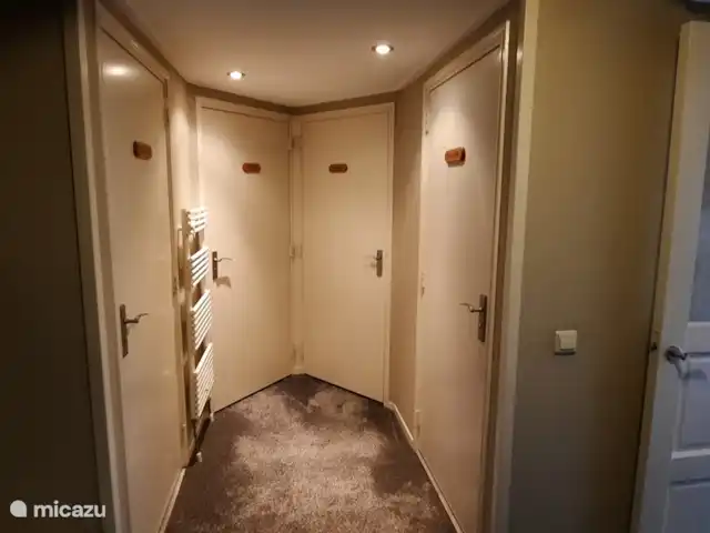 El Smousenhoek en Países Bajos, Holanda Meridional, Ouddorp - casa vacacional Tiene 2 duchas y 2 baños a su disposición.