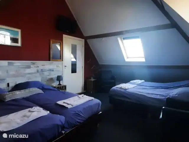 El Smousenhoek en Países Bajos, Holanda Meridional, Ouddorp - casa vacacional La habitación para 4 personas 'De Vuurtoren' en el segundo piso, con TV, lavabo y llave propia.