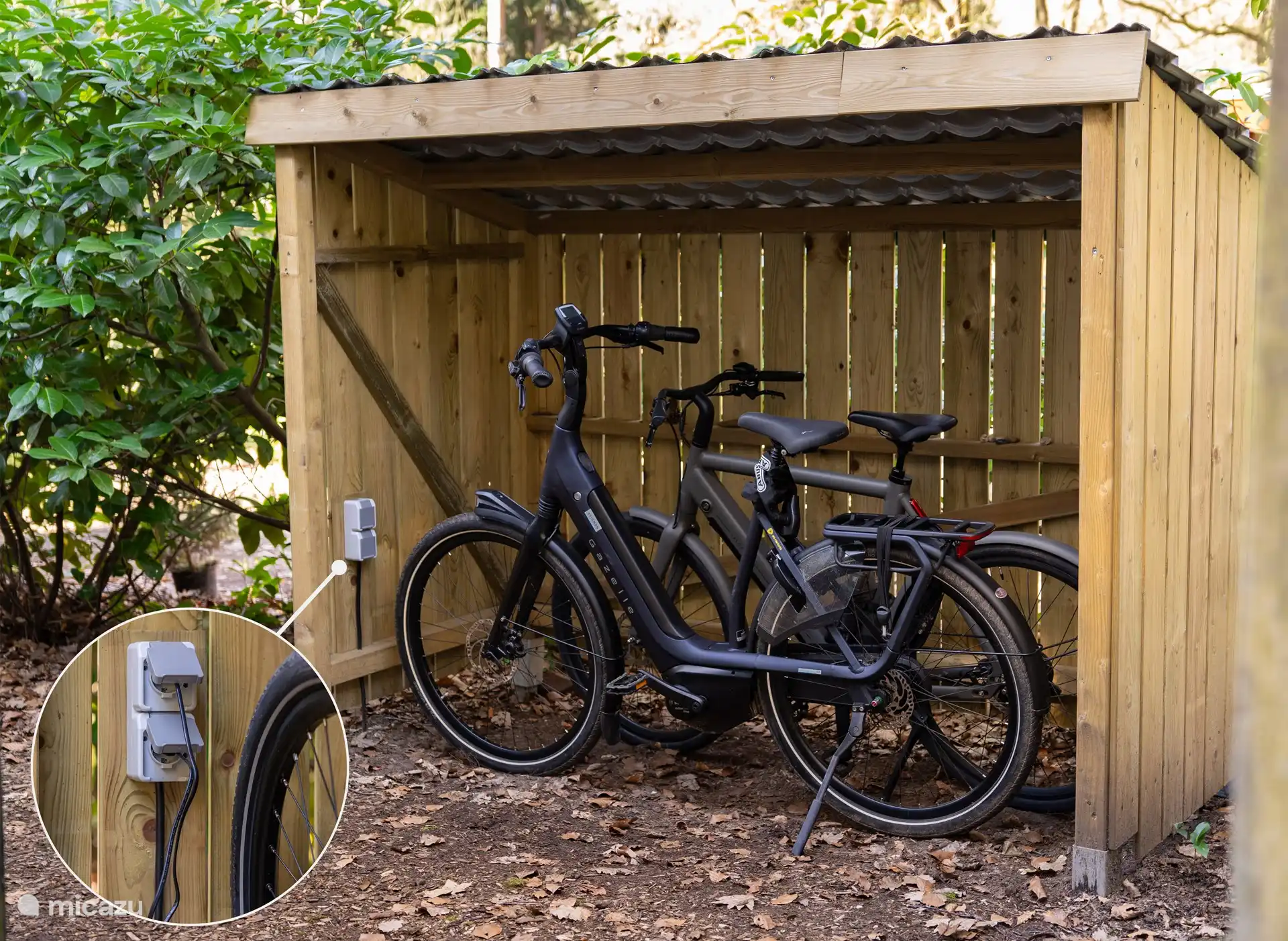 En el jardín un cobertizo para bicicletas con 2 enchufes.
