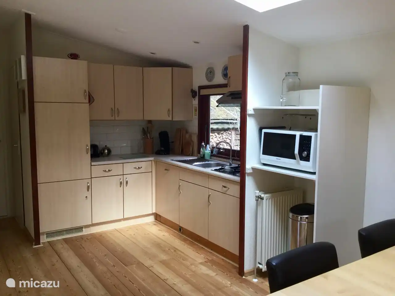 Cocina abierta con lavavajillas y horno/microondas