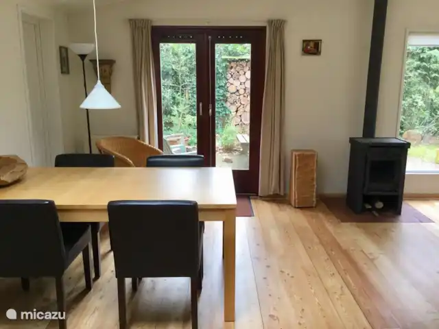 Chalet dans les bois | Pays-Bas, Gueldre, Groesbeek - chalet table à manger pour 4-5 personnes