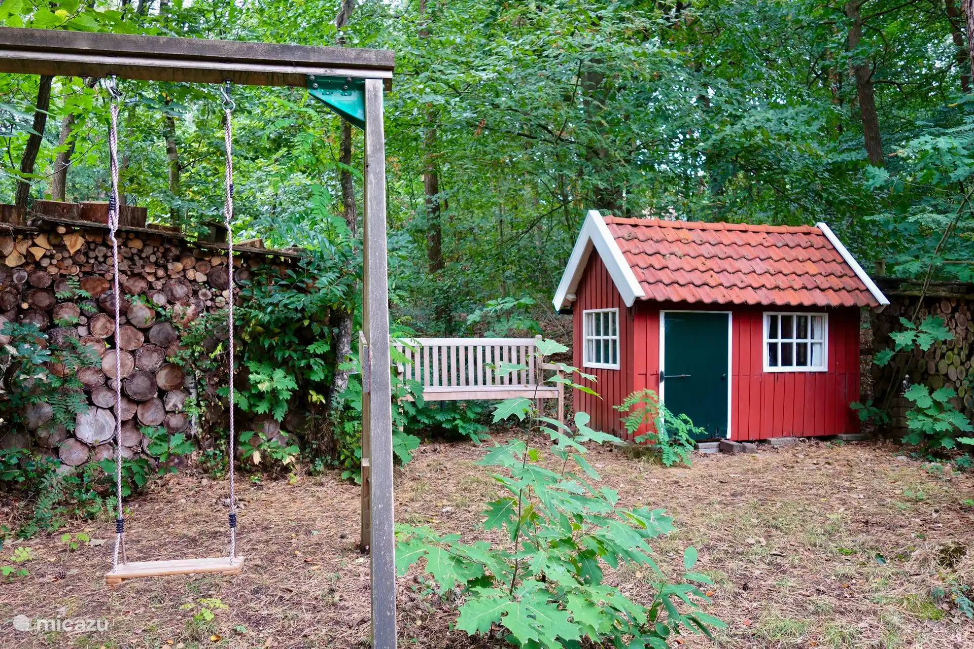 Hay un columpio en el jardín y también se puede colocar un trampolín.