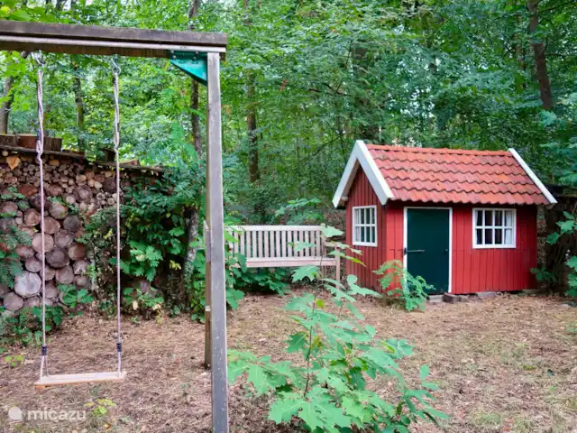 Chalet dans les bois | Pays-Bas, Gueldre, Groesbeek - chalet Il y a une balançoire dans le jardin et un trampoline peut également être placé.