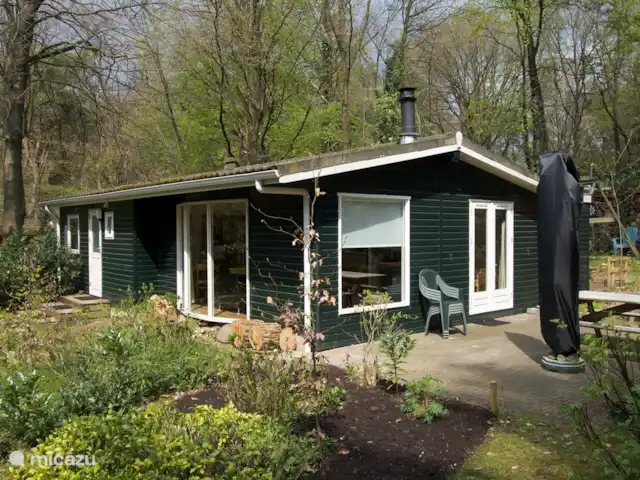 Chalet dans les bois | Pays-Bas, Gueldre, Groesbeek - chalet Terrasse au soleil, mais il y a toujours une place à l'ombre.