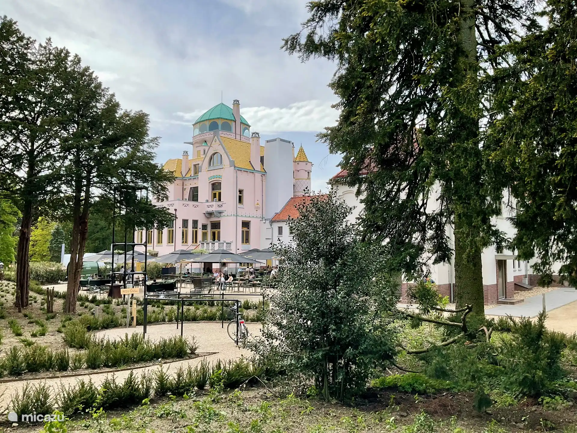 Pabellón de caza en la finca Mookerheide con restaurante y gran terraza.