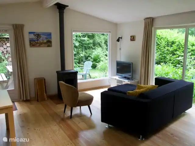 Chalet dans les bois | Pays-Bas, Gueldre, Groesbeek - chalet Salon avec vue sur le jardin.