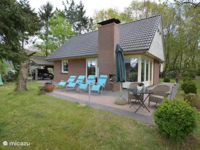 Paradis sur le Dwingelerveld | Pays-Bas, Drenthe, Ruinen - maison de vacances Derrière la maison, un abri spacieux pour 1 voiture, un espace de stationnement supplémentaire pour environ 4 voitures.