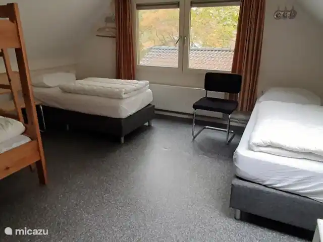 Paradis sur le Dwingelerveld | Pays-Bas, Drenthe, Ruinen - maison de vacances Chambre 2 à l'étage
Lit superposé et 2 lits simples