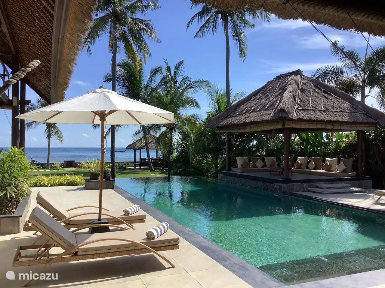 Swimmingpool mit angrenzendem großem Gazebo