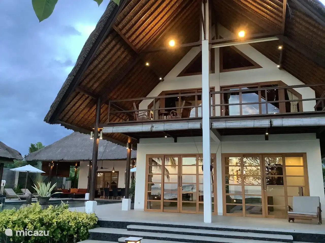 Blick auf den Balkon der Villa