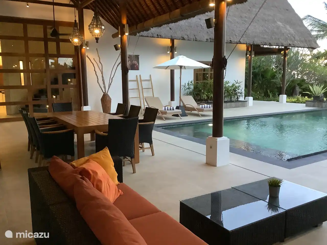 Blick vom Lounge-Sofa