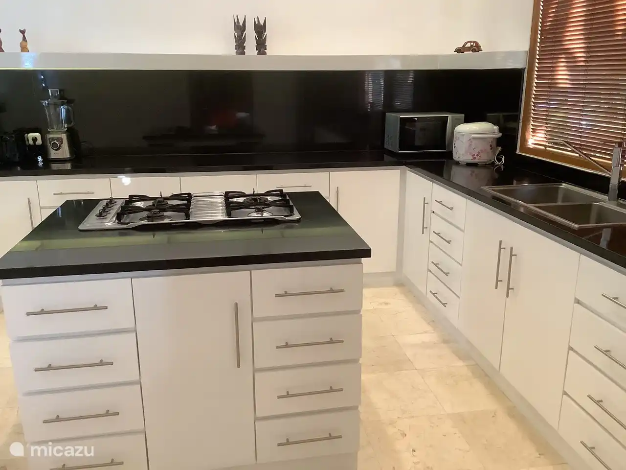 Küche mit Kochinsel