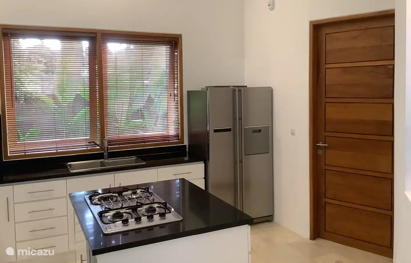 Küche mit großem Kühlschrank