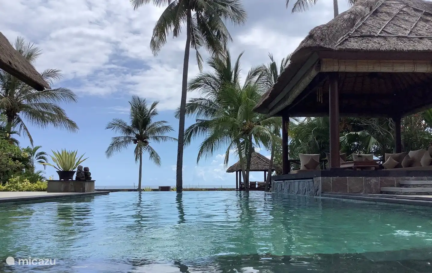 Swimmingpool von der Terrasse