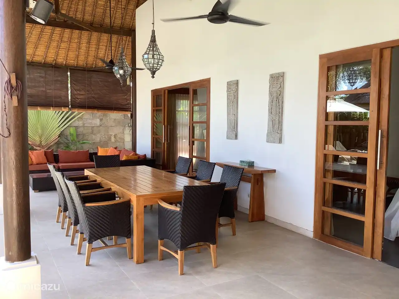 Großer Esstisch auf der Terrasse