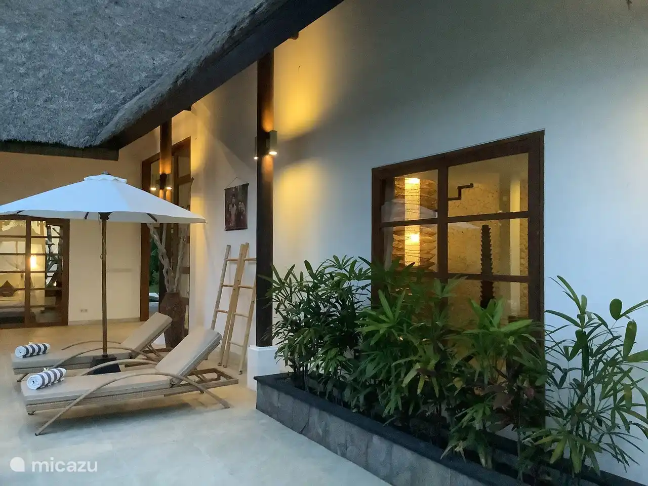 Pooldeck mit Sonnenliegen