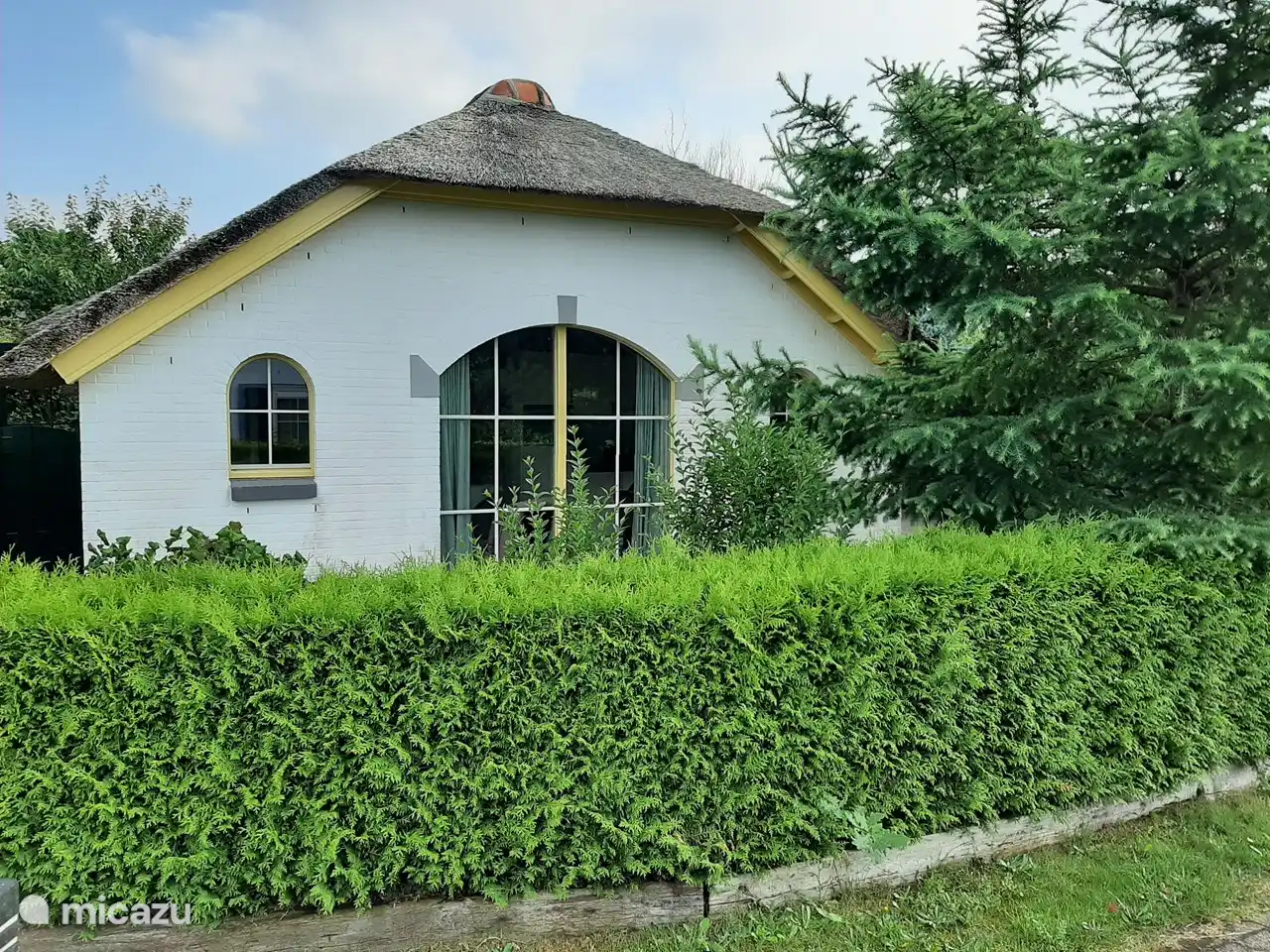 Vorderhaus mit viel Glas