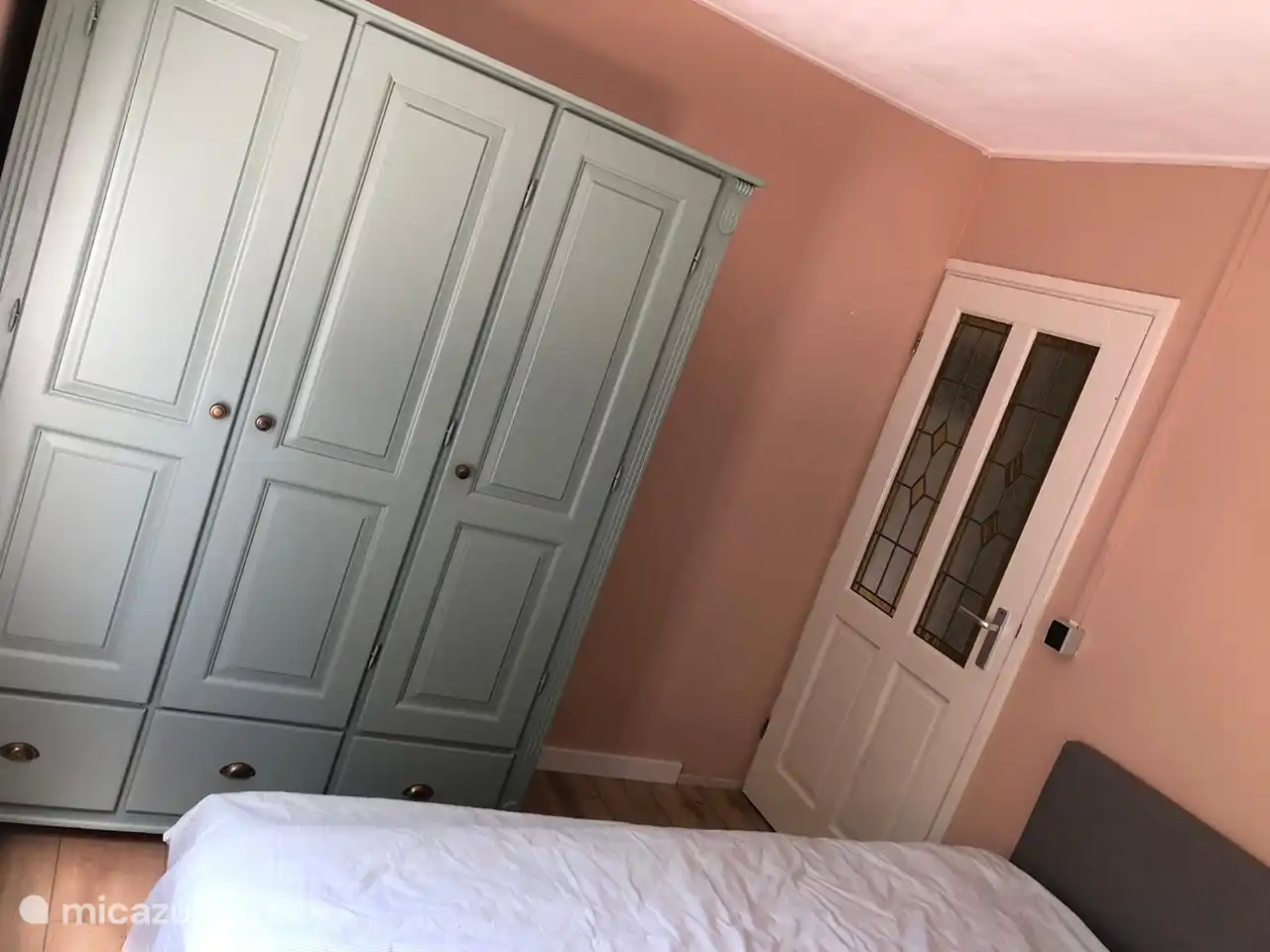 Schlafzimmer mit Kleiderschrank und Boxspring von 200x180