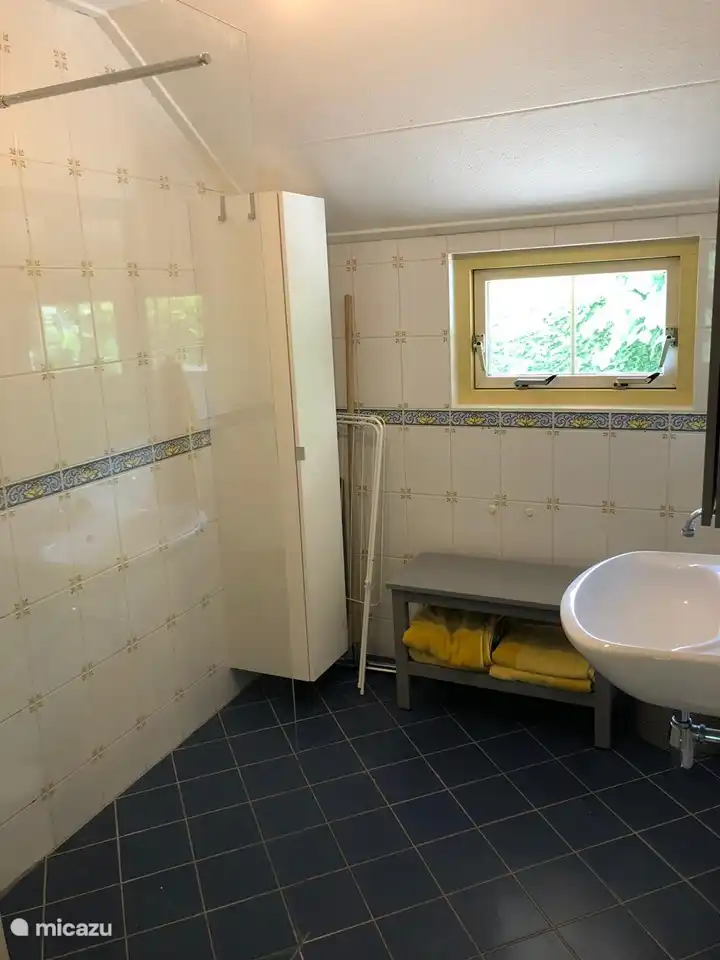 Badezimmer mit ebenerdiger Dusche