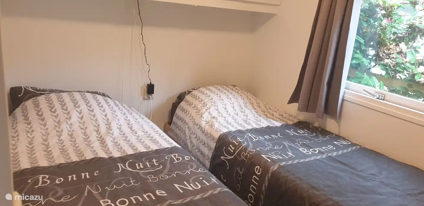 2x 1-Personen-Bett mit Zustellbett im Schrank.