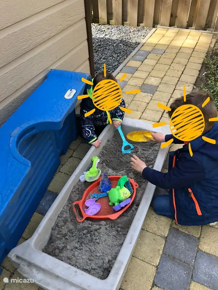 Ein Sandkasten ist ebenfalls vorhanden, ein Hochstuhl und ein Feldbett