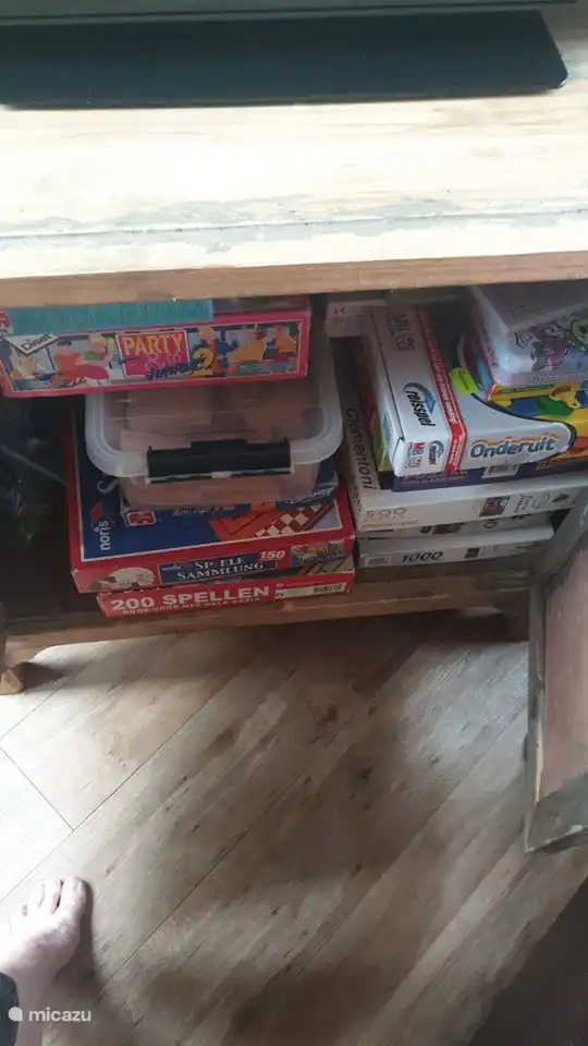 ein Schrank voller Spiele und Puzzles. auch eine PS3 zum Ansehen von DVDs und Spielen.Im Schuppen gibt es Spiele für draußen. darunter Badminton, Tennis und vieles mehr.