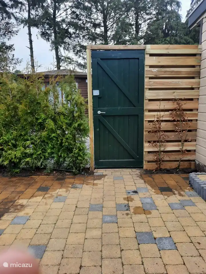 ein eingezäunter Garten für Privatsphäre, damit Ihr Kind sicher draußen spielen kann. damit Ihr Hund frei laufen kann. Tortür kann verriegelt werden