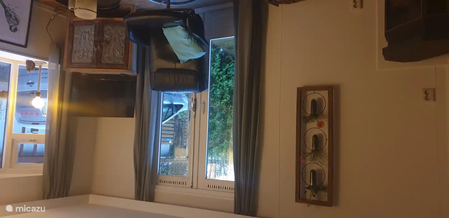 Terrassentüren zum umzäunten Garten. Relaxsessel.