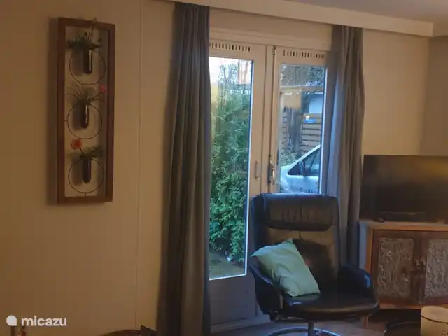 L'écureuil | Pays-Bas, Gueldre, Wells - chalet portes-fenêtres donnant sur le jardin clos. chaise de détente.