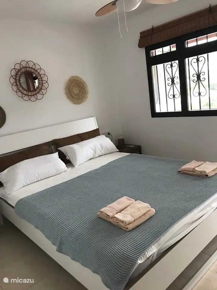 Slaapkamer 1, zeezicht + balkon