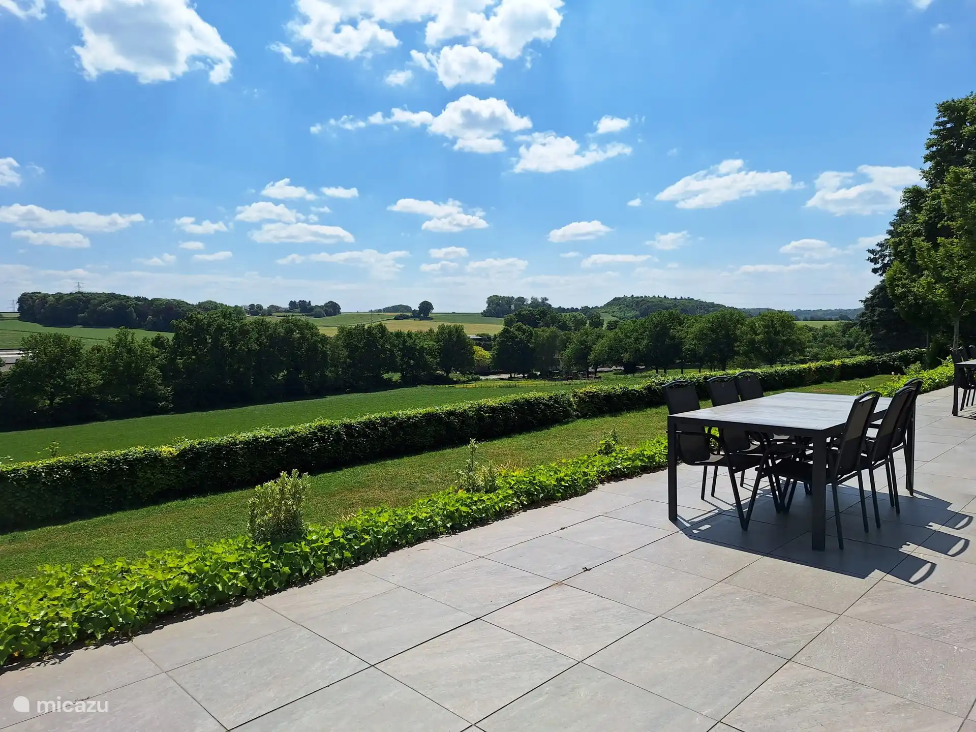 Groot terras 2 tuinsets
