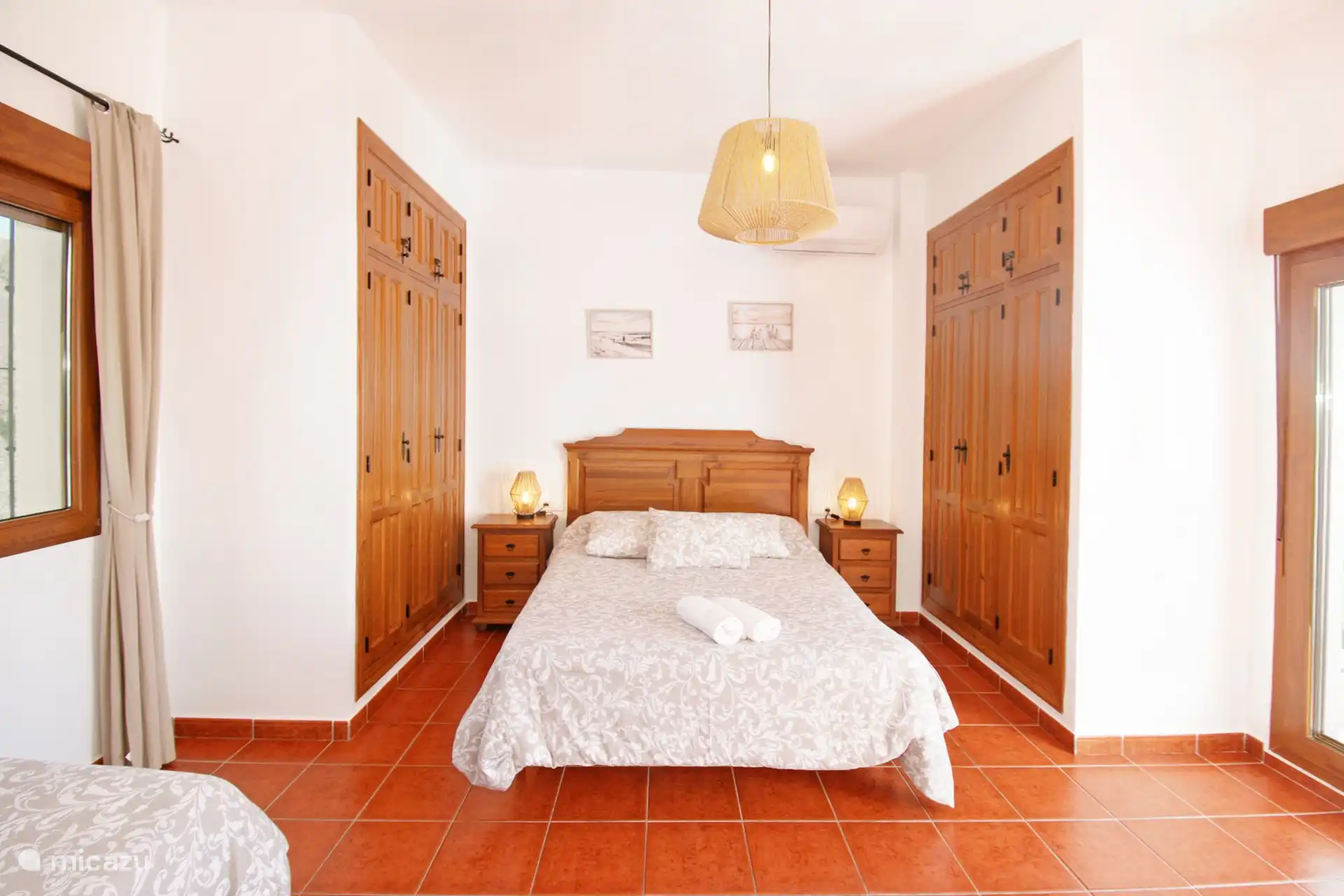 Doppelzimmer mit Einzelbett und Zugang zur Terrasse